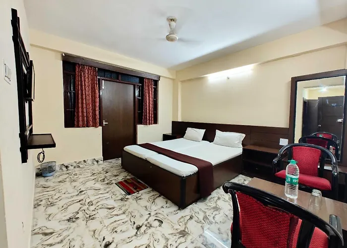 Hotel Ashoka Aashram Near Shri Ram Janmabhoomi - Prime Location With Luxury And Spacious Room - Book Now