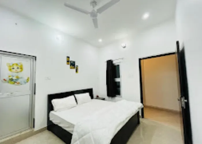 Hotel Ashoka Aashram Near Shri Ram Janmabhoomi - Prime Location With Luxury And Spacious Room - Book Now